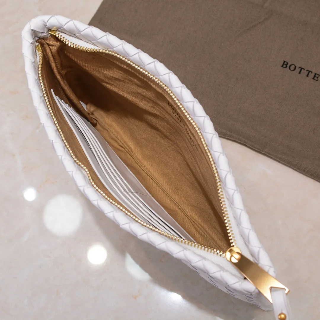 Bv 2022 new woven sheepskin handbag with woven fabric lining. This handbag continues the previous iconic weaving process. The leather is fine and genuine and feels very soft, and the overall shape is excellent. There are multiple card slots inside to store artifacts in an orderly manner. It looks casual, but it is the finishing touch to your whole body. Best choice for gifts or personal use. Size: 30cm, model: 80-2#